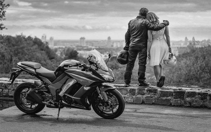 Les conseils pour faire la rencontre d'une femme motarde célibataire